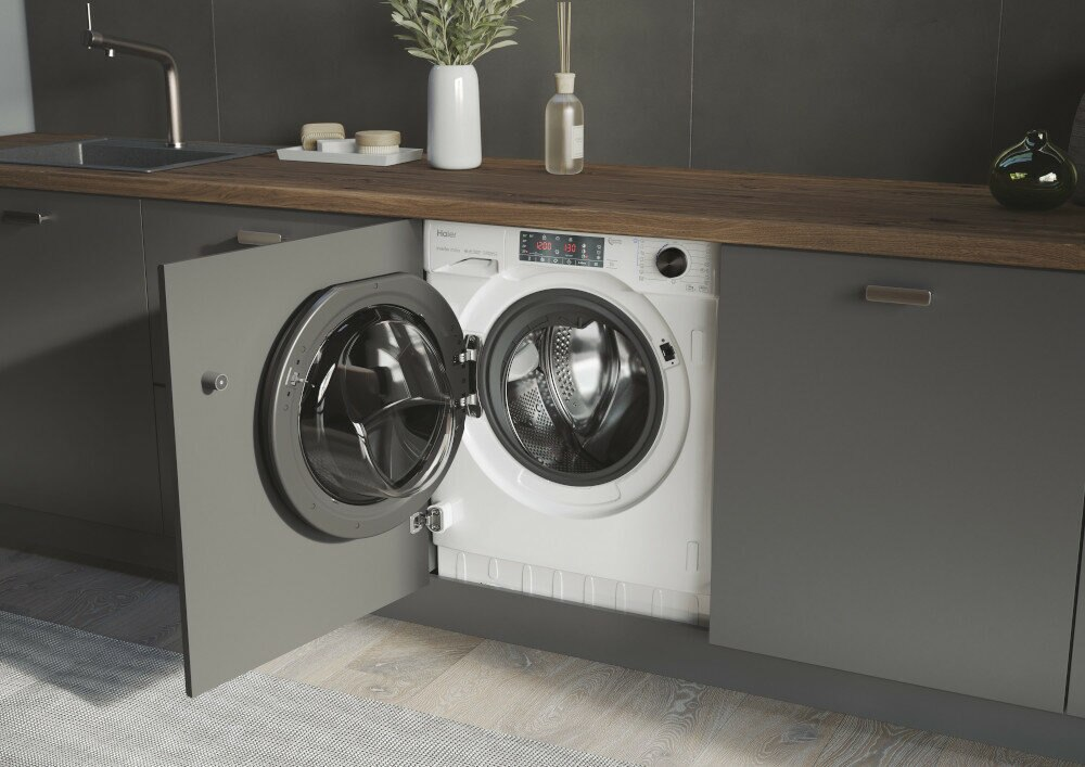 Zbliżenie szuflady na detergent pralki.