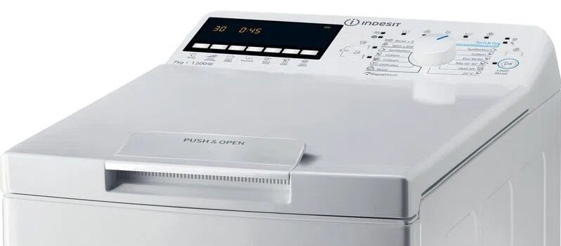Biała pralka Indesit. Górny panel z wyświetlaczem i przyciskami. Drzwi Push & Open.