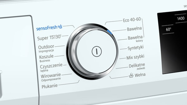 Pralka z otwartymi drzwiami, białym korpusem i panelem sterowania.