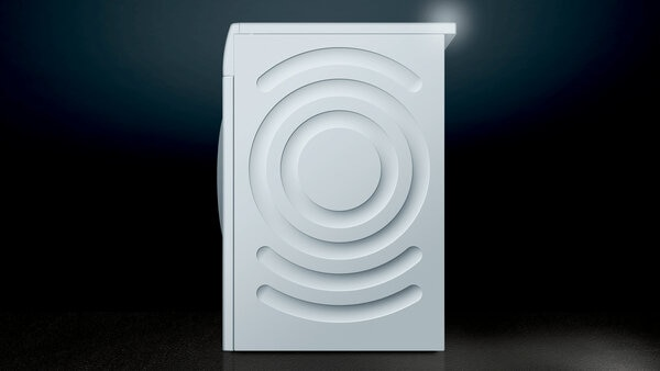 Widok z boku białej pralki na ciemnym tle.