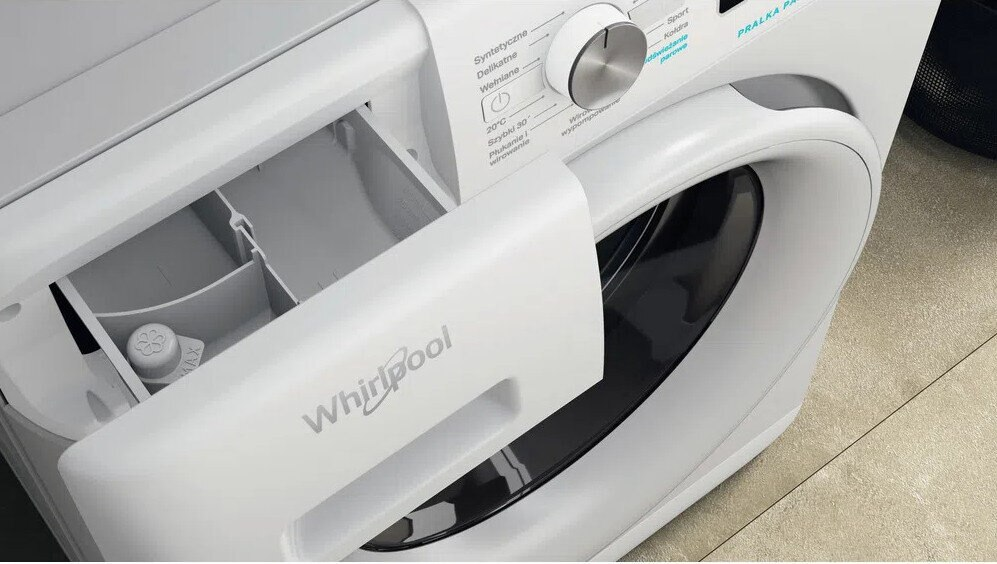 Otwarta szuflada białej pralki. Widoczne logo Whirlpool. Pokazano przegródki i pokrętło.