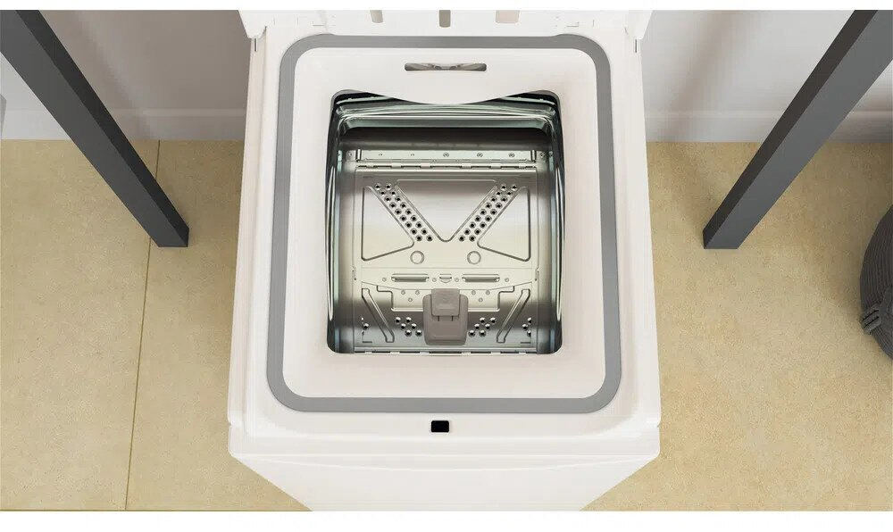 Widok z góry na otwarty bęben pralki z szarą ramą.