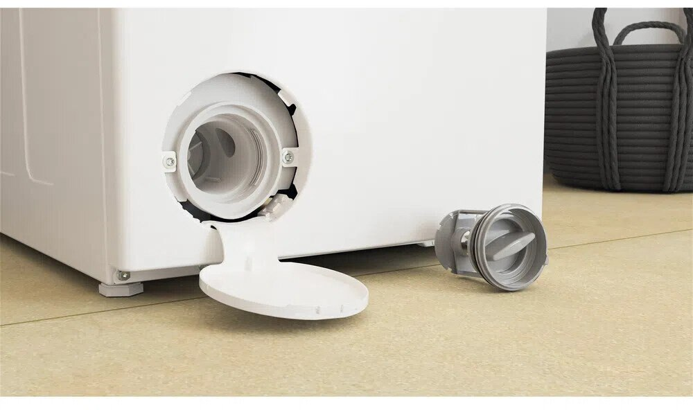 Zbliżenie filtra spustowego pralki i otwartej komory. W tle kosz.