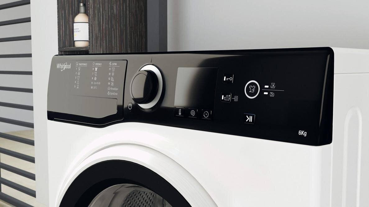 Zbliżenie białej pralki z czarnym panelem sterowania i wyświetlaczem.