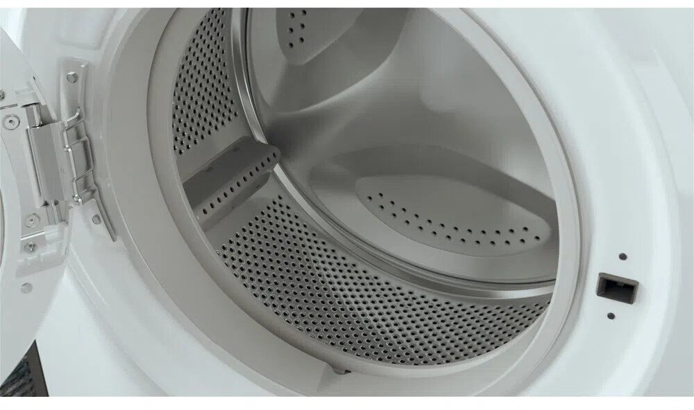 Widok wnętrza białej pralki z otwartymi drzwiami, widoczny bęben.