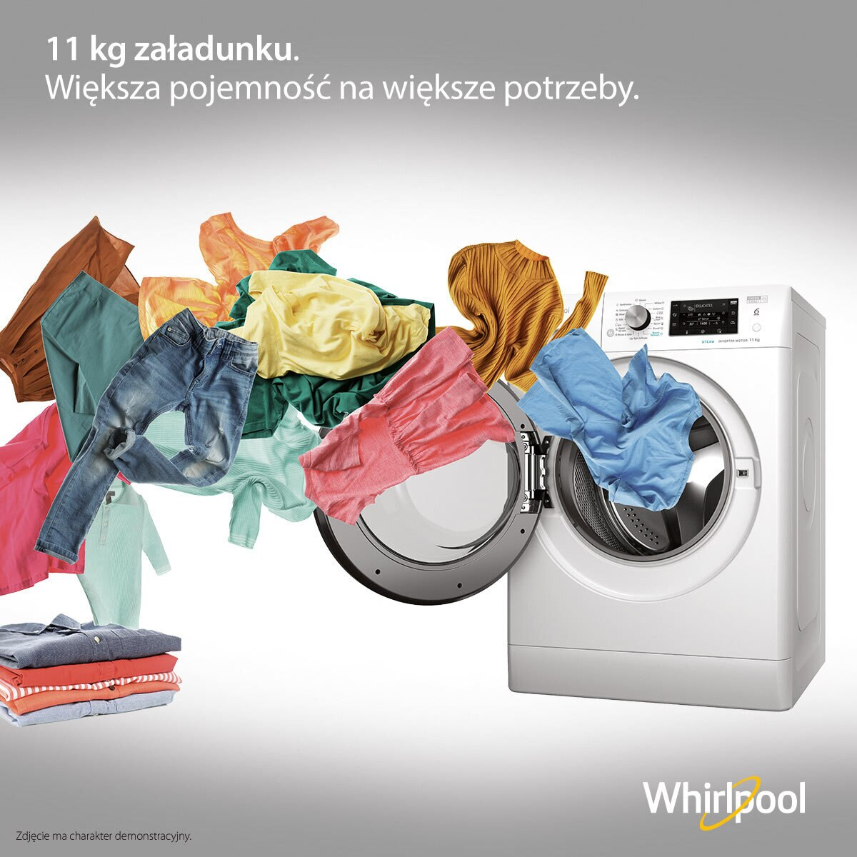Pralka z ubraniami. Różne kolorowe ubrania wylatują z otwartych drzwi.