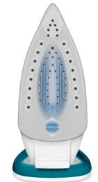 Zbliżenie białej stopy żelazka z niebieskimi detalami, na stojaku.