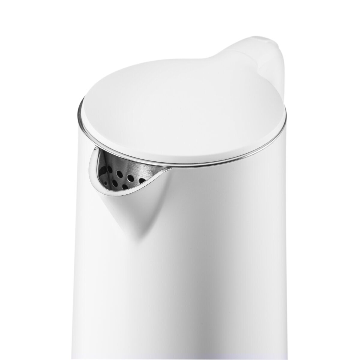 Biały czajnik elektryczny z okrągłą pokrywą i srebrnym wylewem na białym tle.