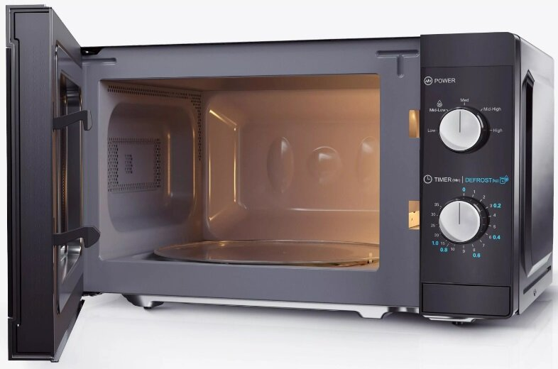 Czarny piekarnik mikrofalowy z otwartymi drzwiami, odsłaniający wnętrze i panel sterowania.