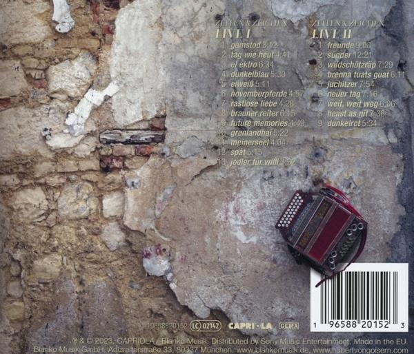 Rückseite einer CD-Hülle mit Text über die Songs. Ein kleines Akkordeon hängt an der Wand.