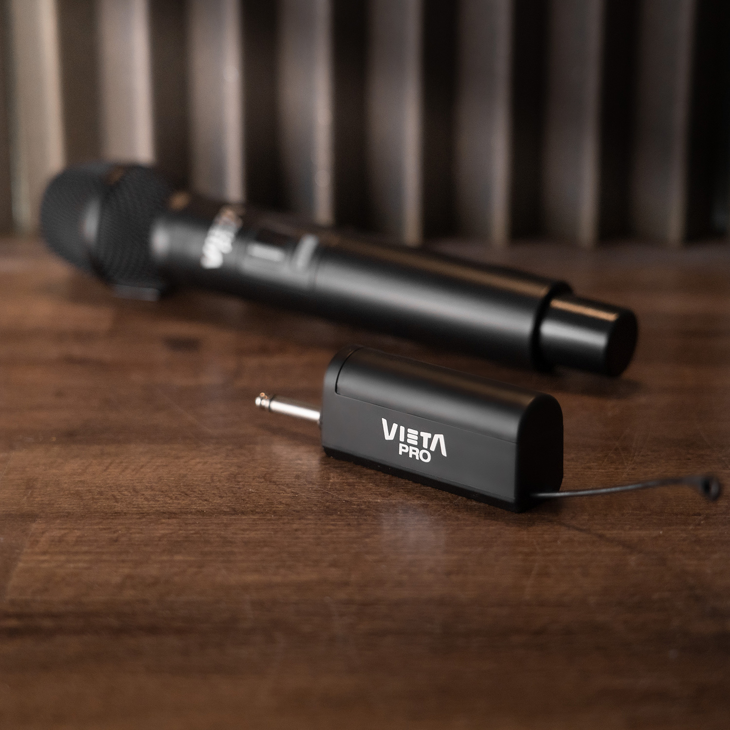 Juego de micrófono VISTA PRO negro. Incluye micrófono y receptor con cable.