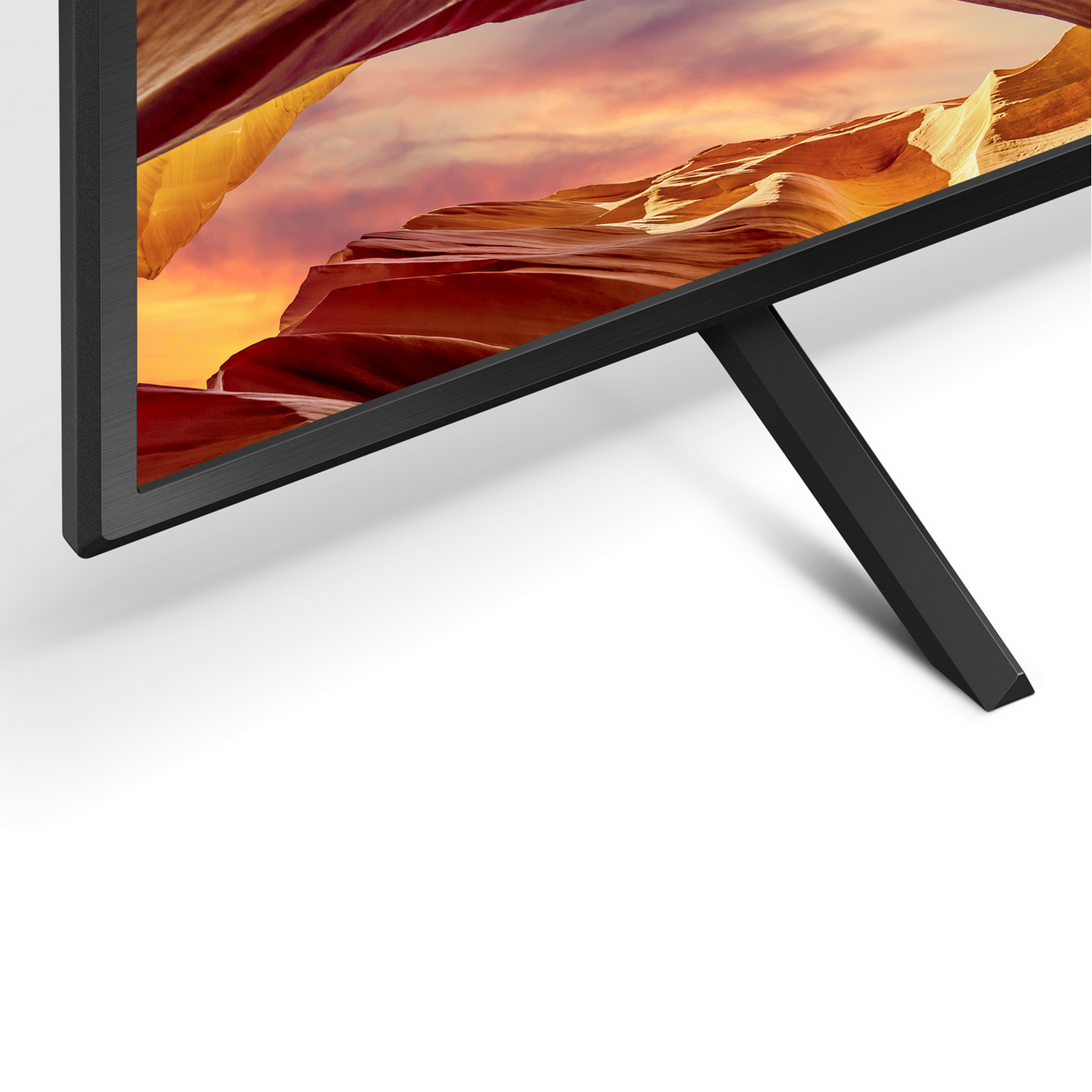 Tv-standaard en schermhoek, zwarte poten, witte achtergrond.