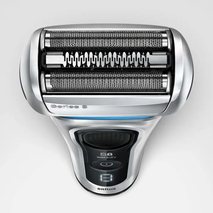 A Braun Series 9 elektromos borotva közeli képe, ezüst és fekete, látható borotvafejekkel.