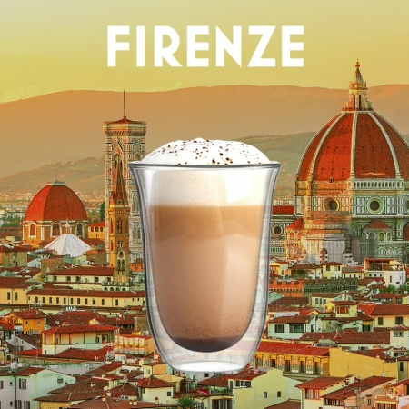 Cappuccino átlátszó pohárban a tetején a "FIRENZE" szóval, városi háttérrel.