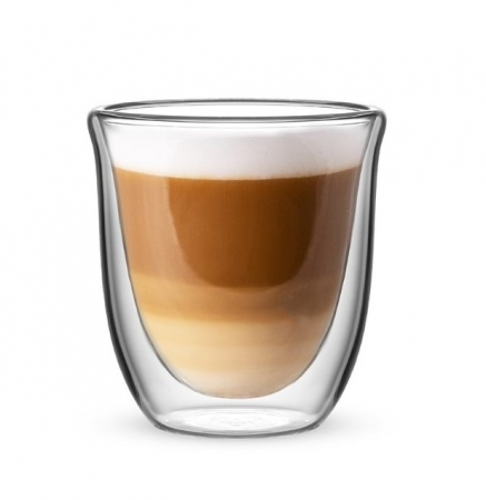 Réteges latte macchiato-val teli pohár. Átlátszó üveg, fehér hab, világosbarna rétegek. Fehér háttér.