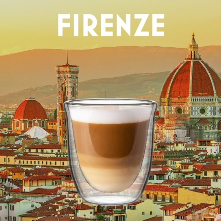 Réteges kávé egy pohárban Firenze városképével a háttérben.