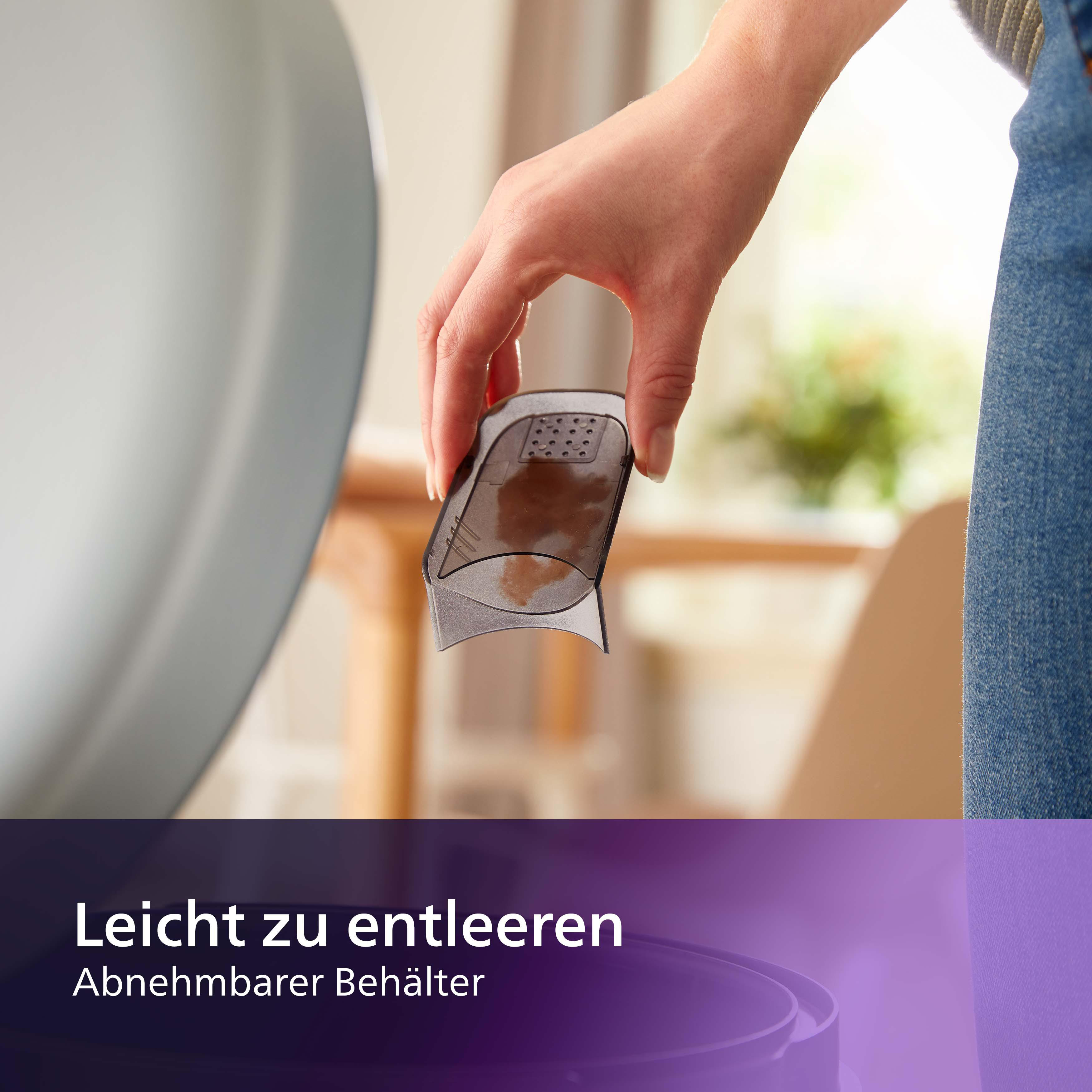 Eine Hand hält einen durchsichtigen, abnehmbaren Behälter. Der Behälter ist teilweise mit einer braunen Flüssigkeit gefüllt.
