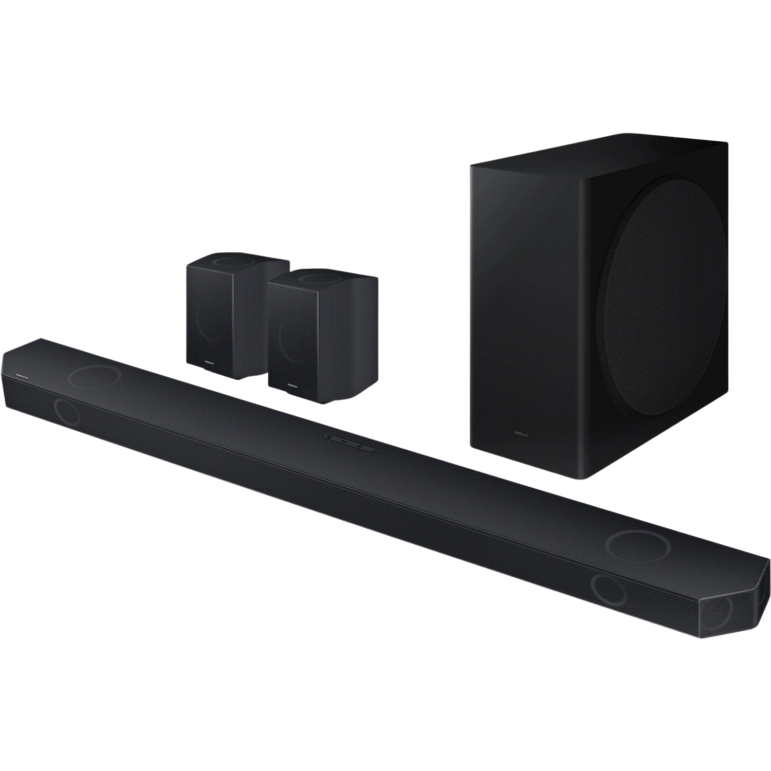 Zwarte Samsung soundbar met subwoofer en twee satellietluidsprekers op zwart oppervlak.