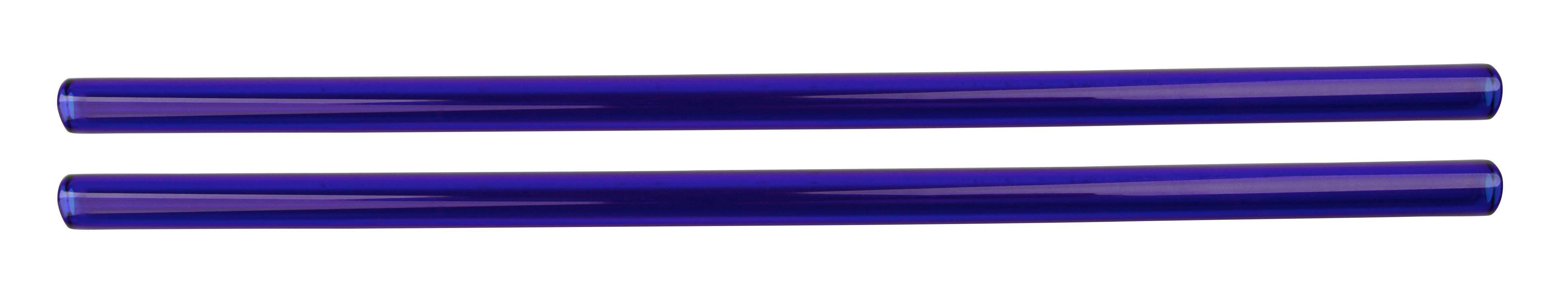 Zwei lange, blaue, transparente Glasstäbe nebeneinander auf weißem Hintergrund.