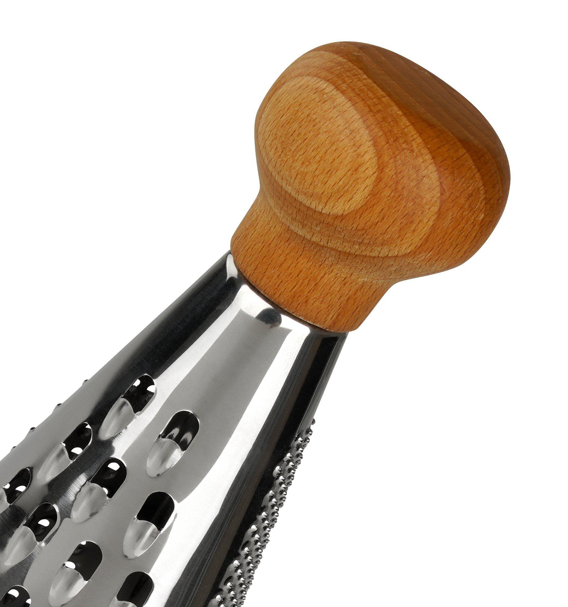 Nahaufnahme eines Metallreibe mit Holzgriff, schräg vor weißem Hintergrund.