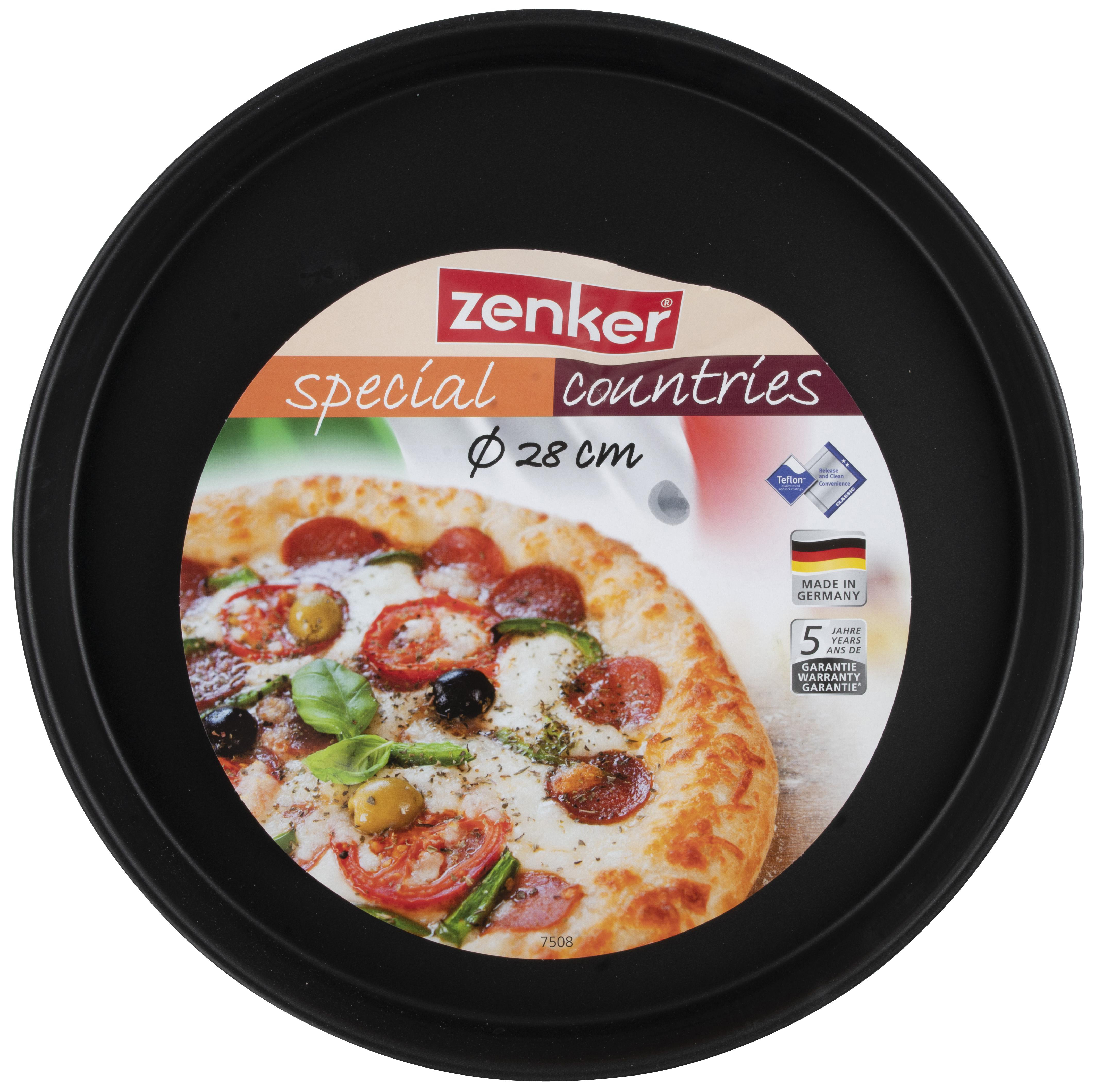 Eine runde Pizza in einer schwarzen Pfanne. Die Pizza hat Tomaten, Oliven und Peperoni.