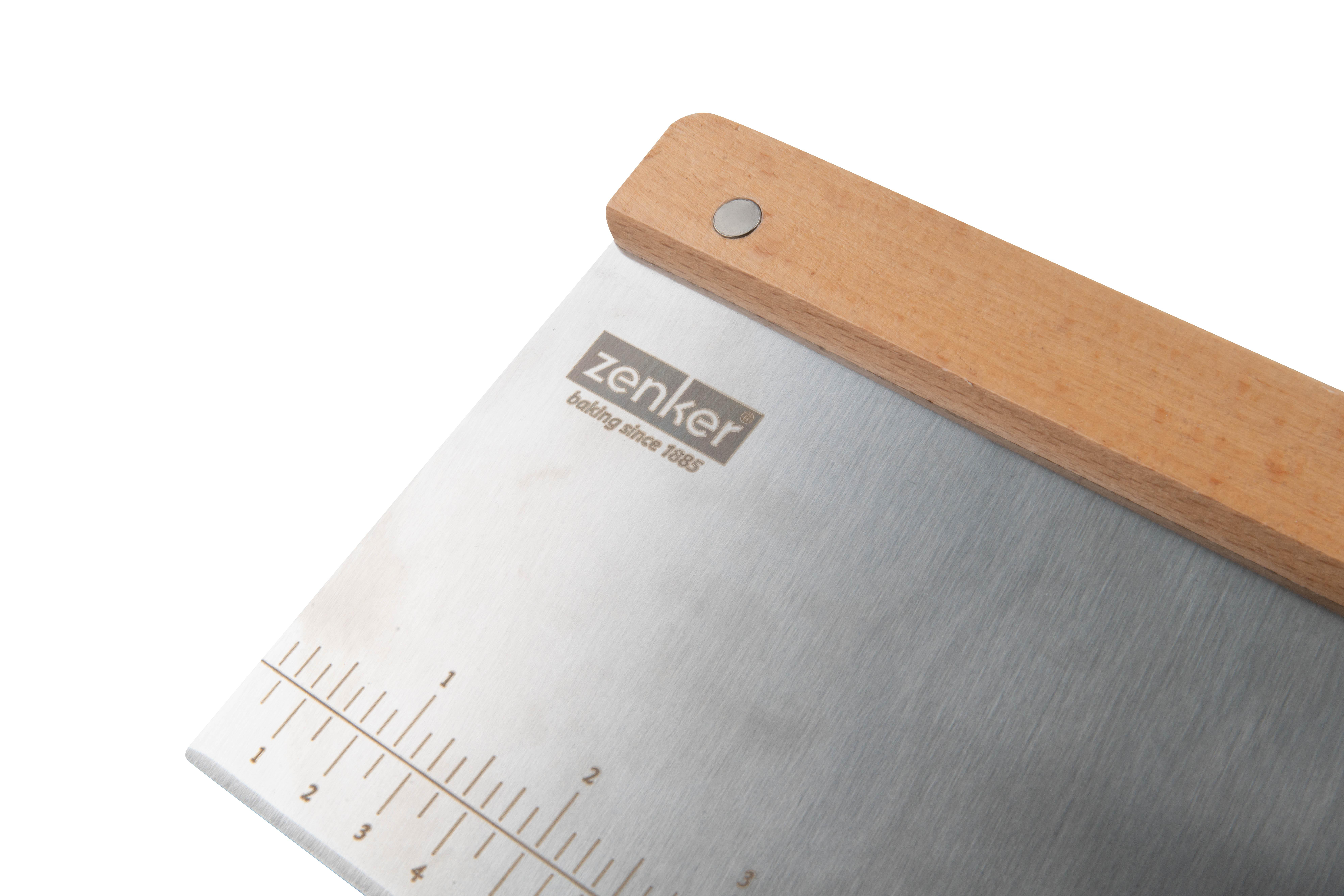 Nahaufnahme eines Teigschabers aus Metall mit Holzgriff.