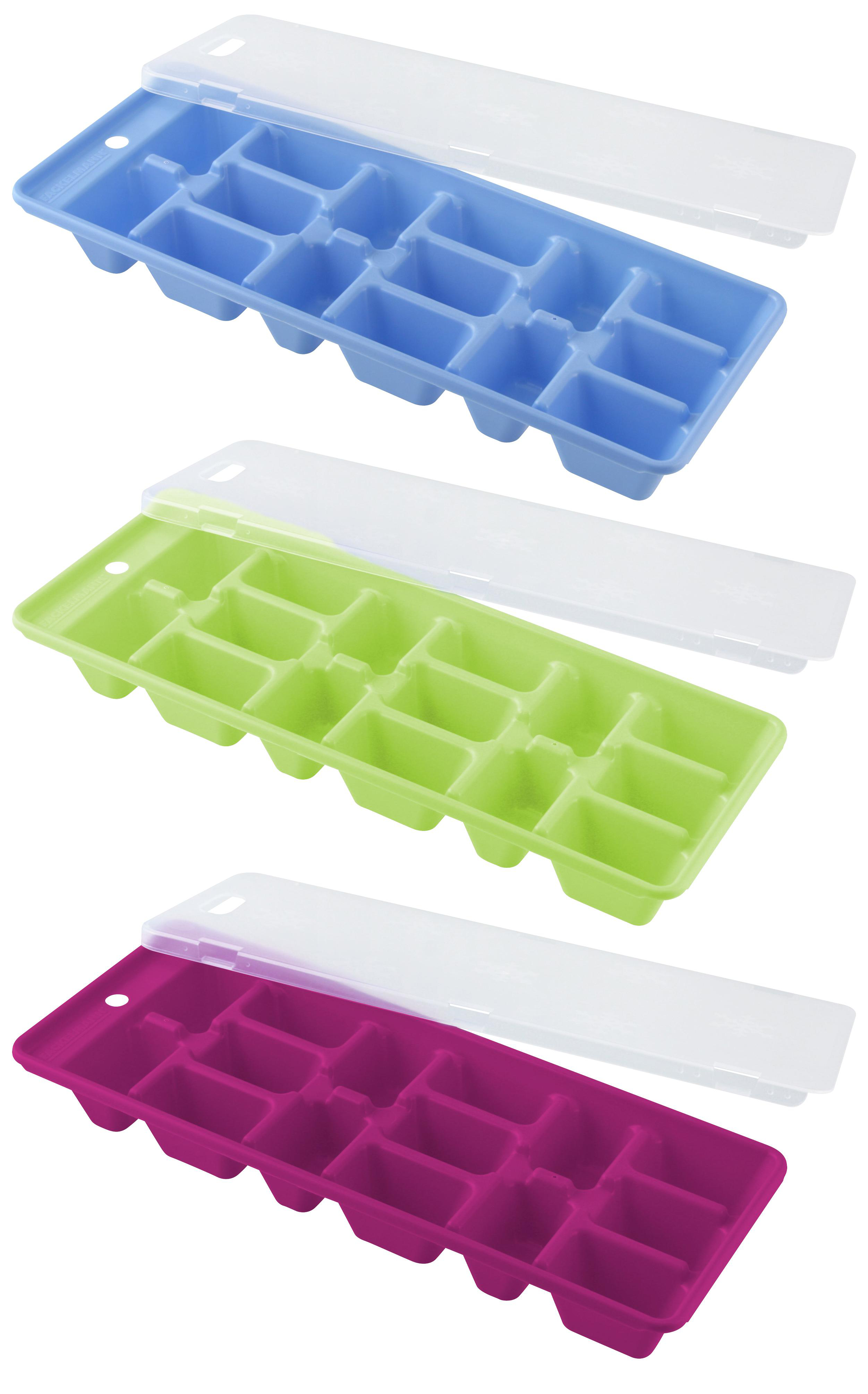 Drei Eiswürfelschalen mit Deckel, blau, grün und magenta, übereinander gestapelt.