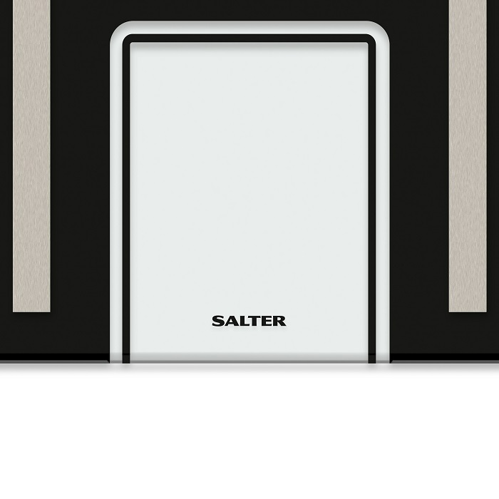 Egy fehér digitális mérleg, a felületén fekete betűkkel a "SALTER" szóval.