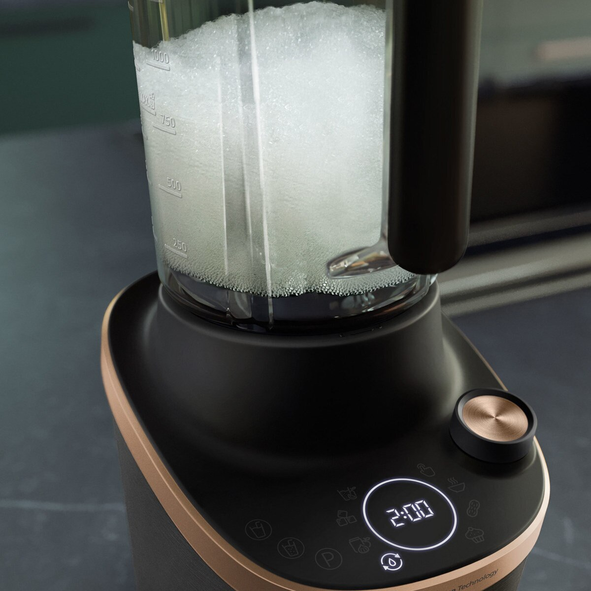 Zbliżenie czarno-złotego blendera. Blender pełen białej piany, z cyfrowym wyświetlaczem.