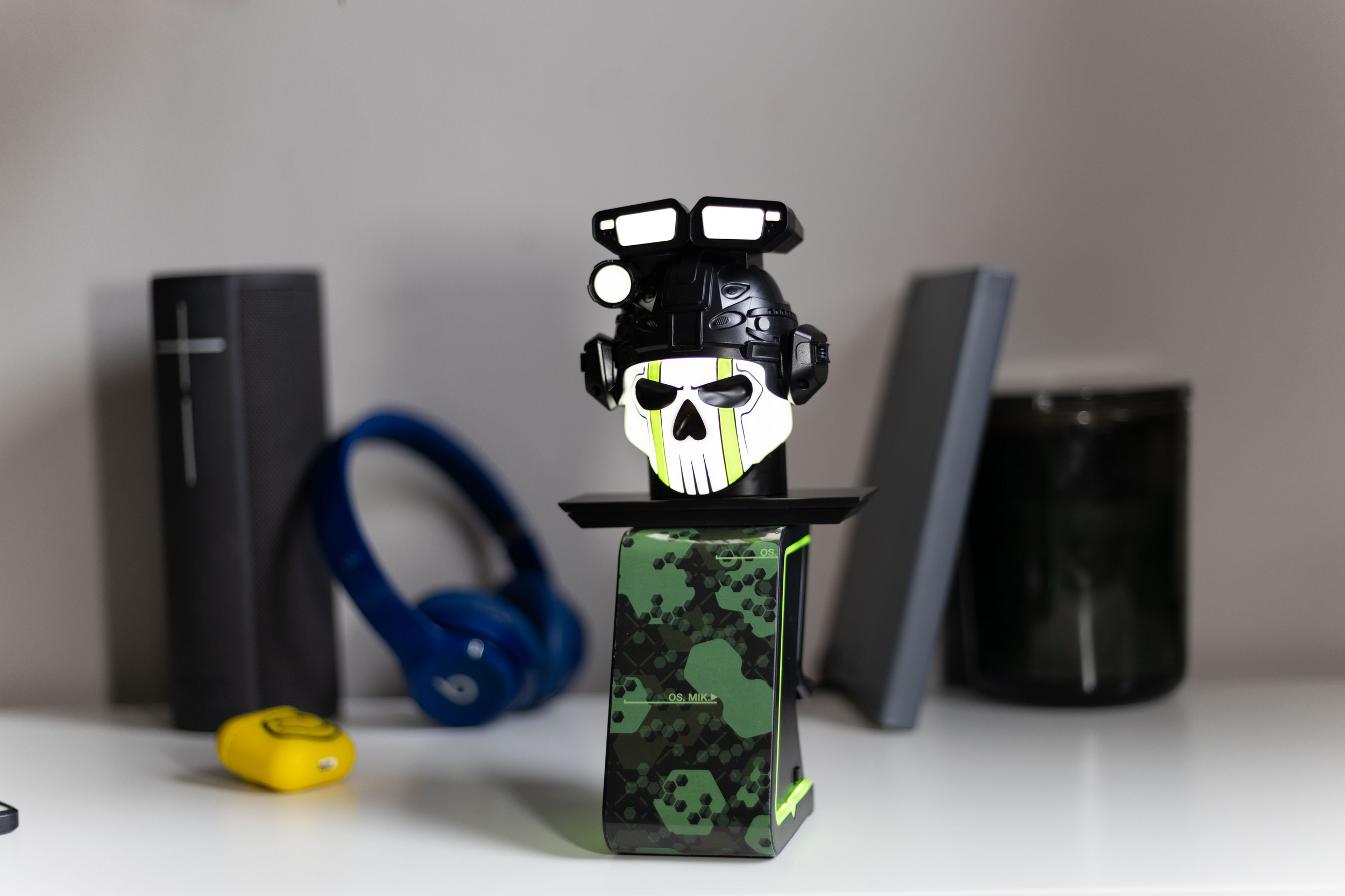 Eine schwarze Spielfigur mit Totenkopf, umgeben von anderen Gegenständen.