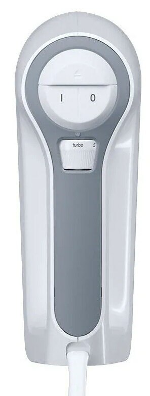 Biały mikser ręczny z szarymi akcentami. Kontrolki: pokrętło prędkości (0-5) i turbo. Biały przewód.