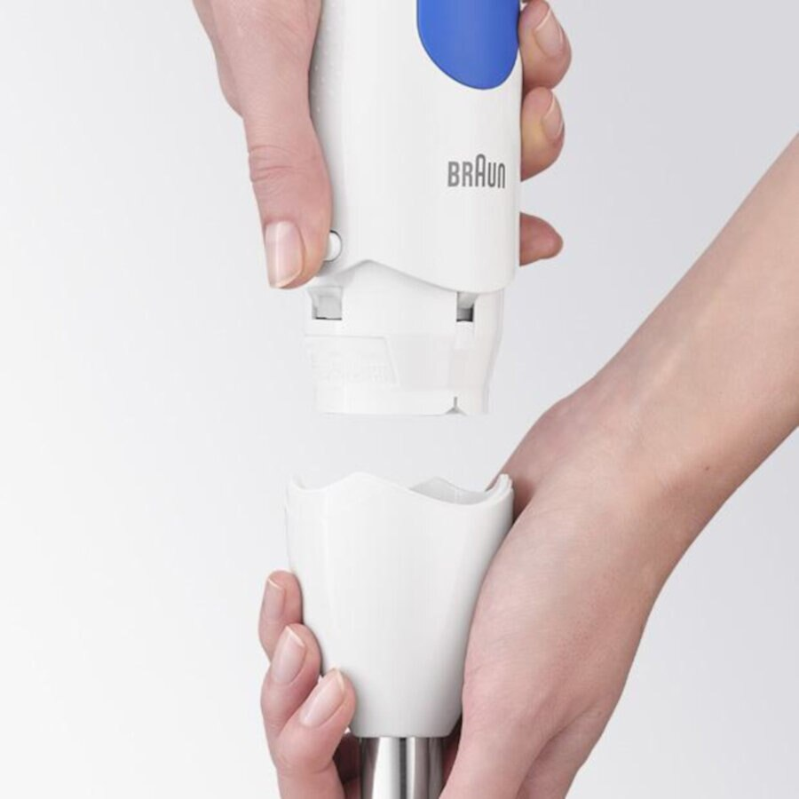 Ręce składające biało-niebieski blender ręczny Braun, rozdzielające i pokazujące części.
