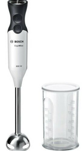 Biały blender ręczny i miarka. Posiada czarno-srebrny design.