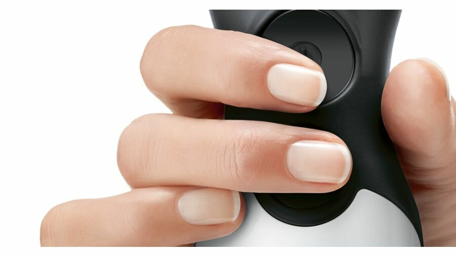 Dłoń trzymająca czarno-białe urządzenie, naciskająca przycisk paznokciem.