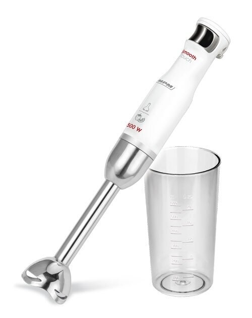 Biały blender ręczny z miarką, widok z boku, białe tło.