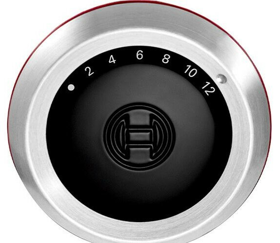 Zbliżenie pokrętła sterowania piekarnikiem z numerami i logo Bosch.