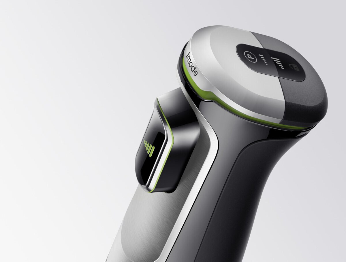 Zbliżenie na elegancką, nowoczesną golarkę elektryczną. Ma czarno-srebrny design.