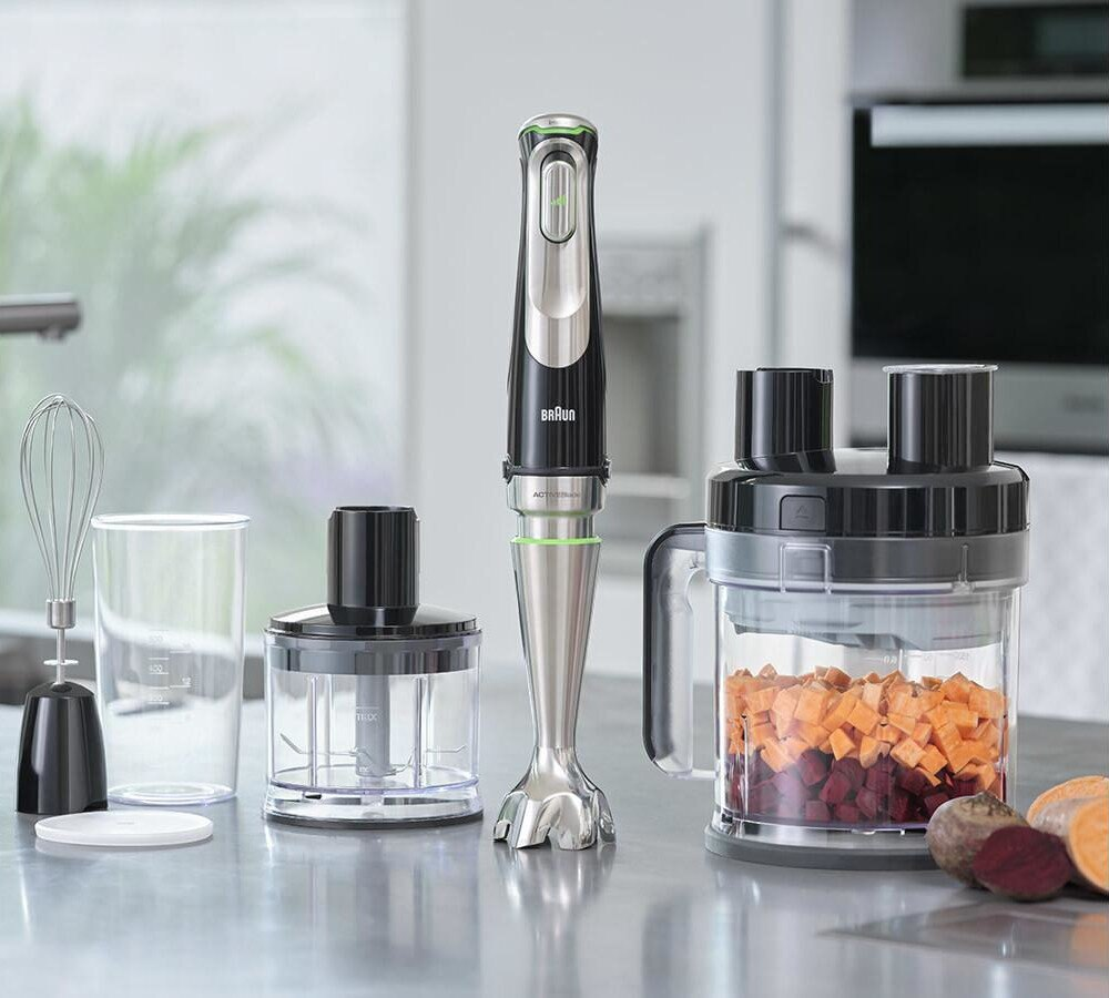 Zestaw multi-blendera Braun z akcesoriami i składnikami.