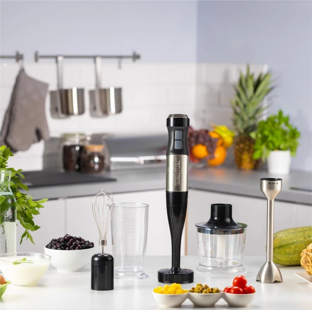 Blender z komponentami, owoce, warzywa na stole, tło kuchni.