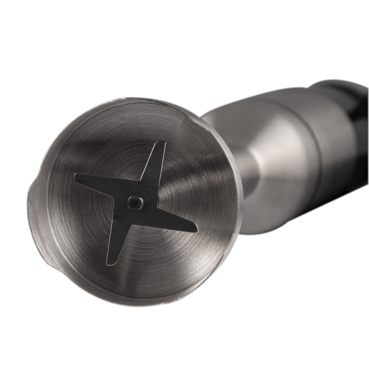 Zbliżenie metalowej głowicy blendera ręcznego ze szczegółami ostrza.