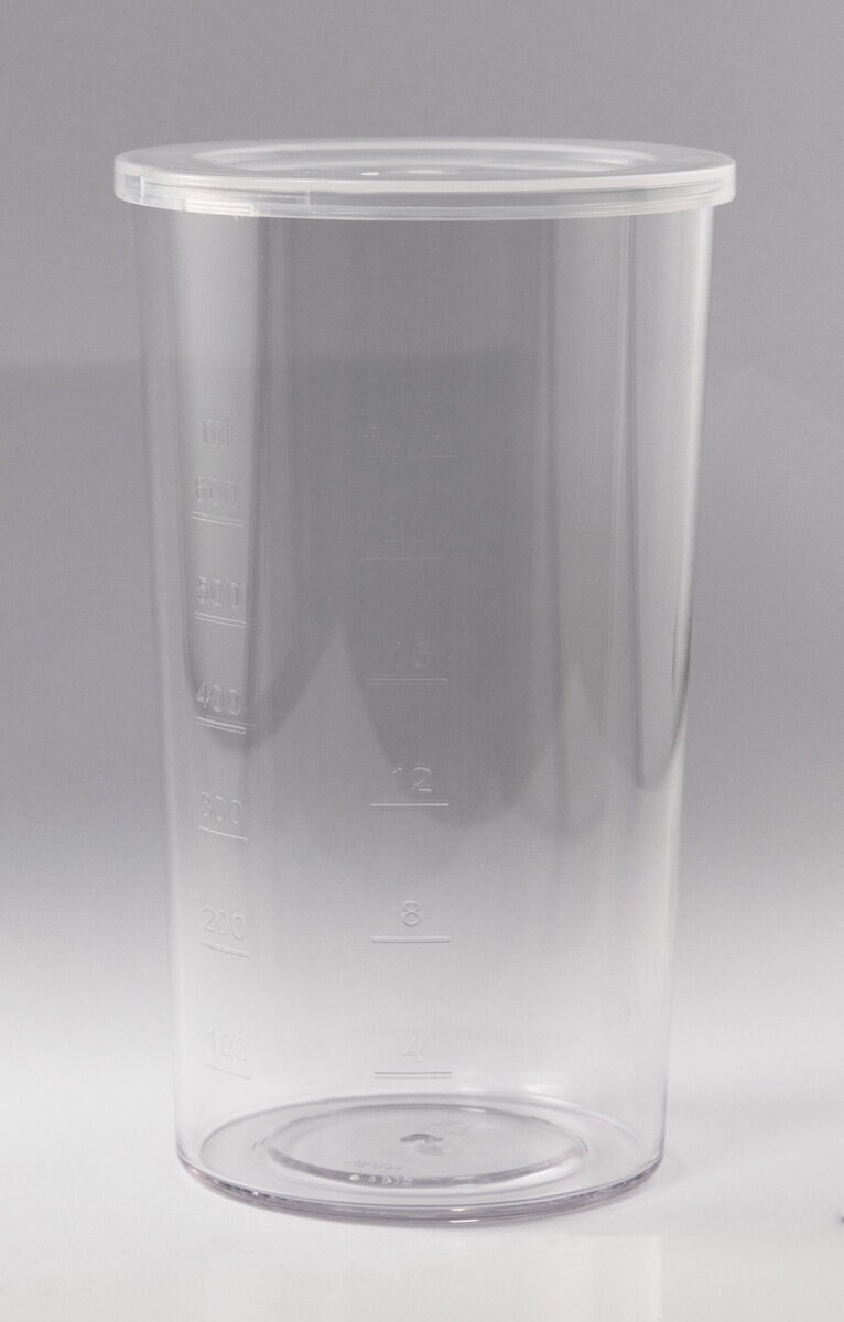 Przezroczysty plastikowy kubek z miarką.