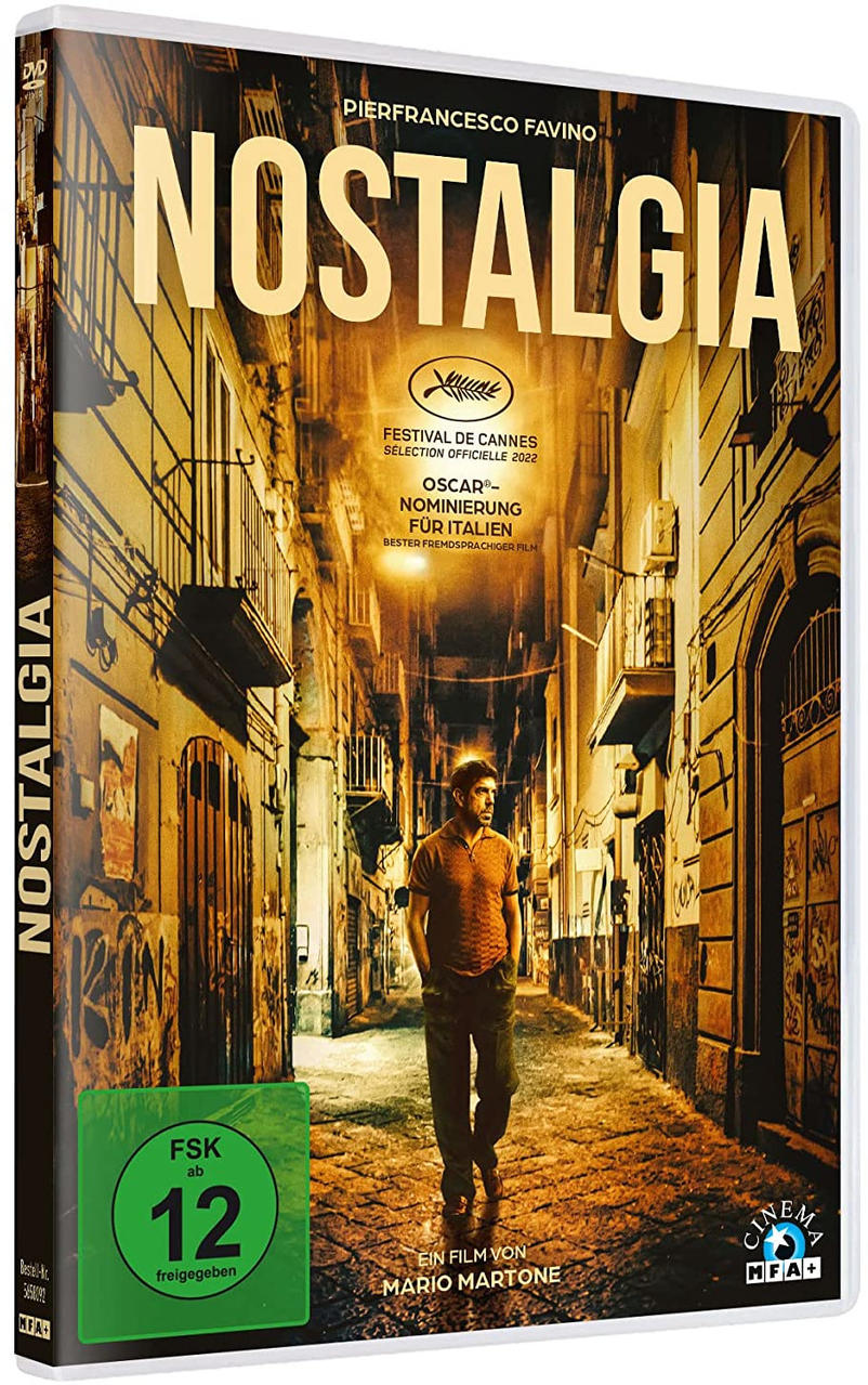 DVD-Hülle des Films 'Nostalgia', mit einem Mann, der eine Straße in einer italienischen Stadt entlanggeht.