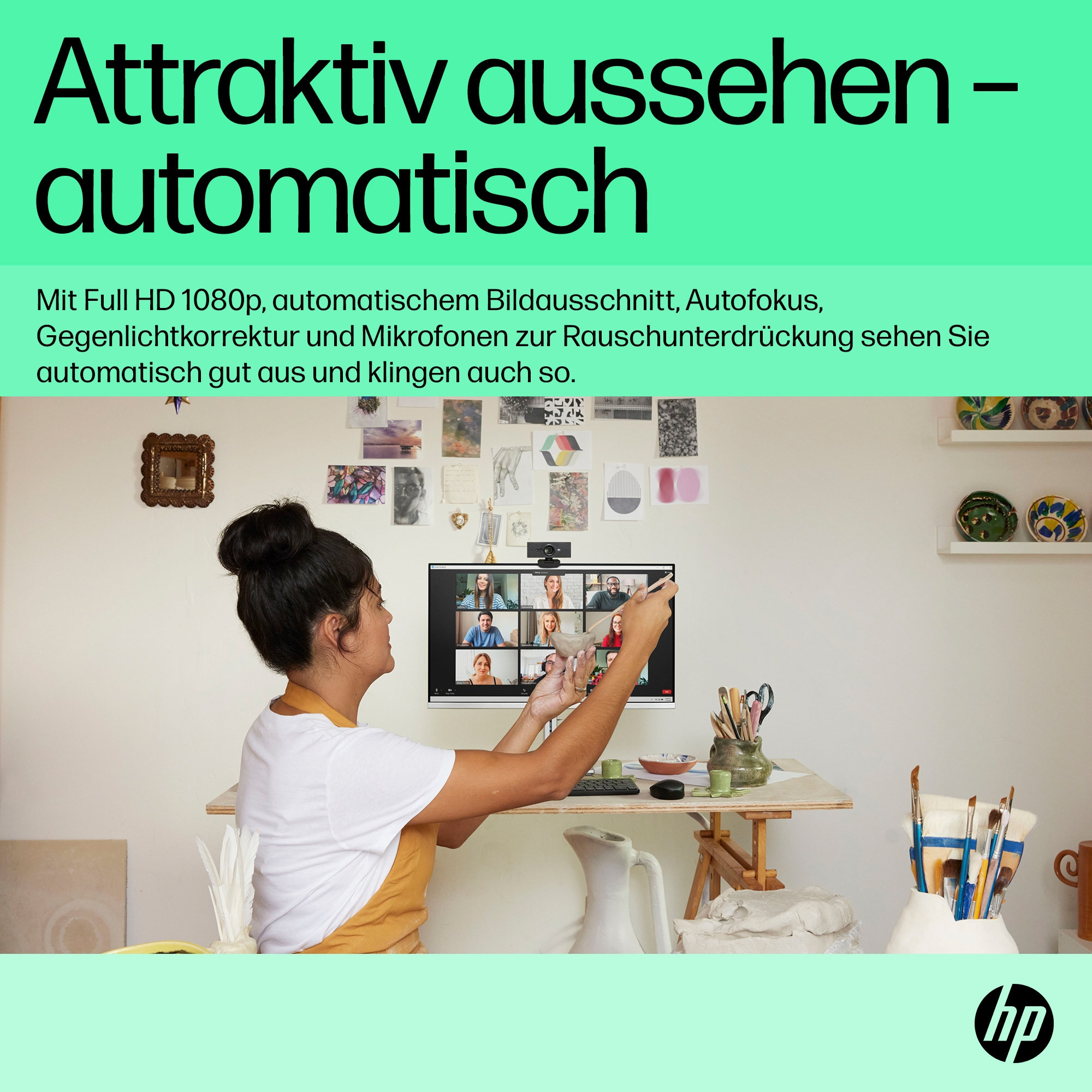 Frau benutzt Computer mit anderen auf dem Bildschirm. Text auf Deutsch. Weißer Hintergrund.
