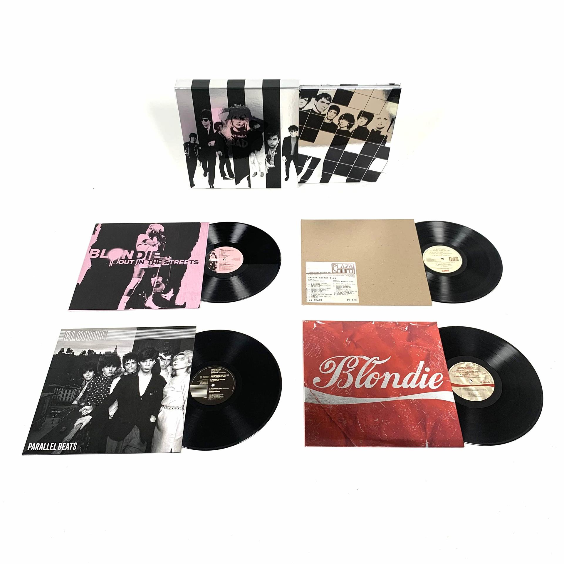 Blondie album borítók és bakelit lemezek. Rózsaszín és fekete borítók, fekete bakelit lemezekkel. Fehér háttér.