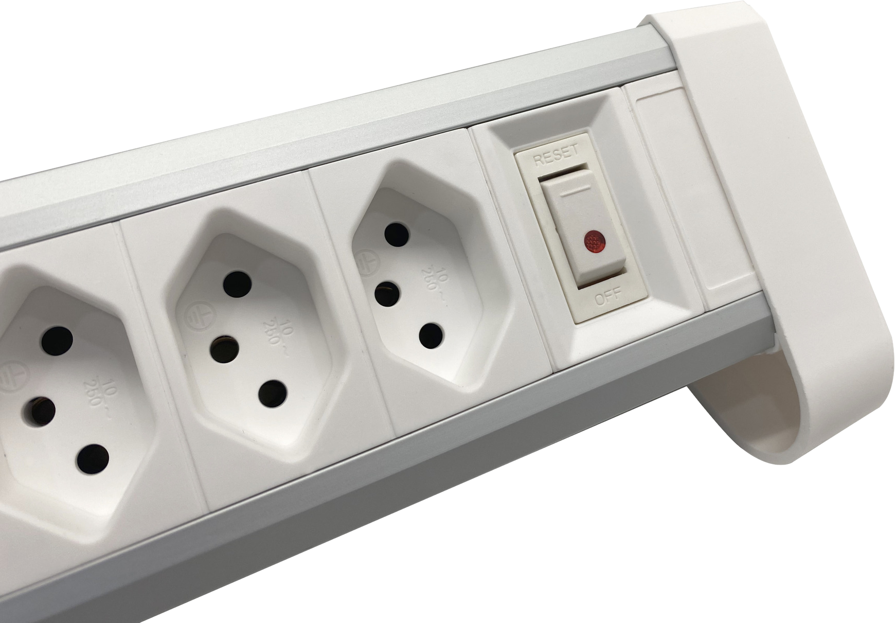 Weiße Steckdosenleiste mit Steckdosen und rotem Reset-Schalter, weißer Hintergrund.
