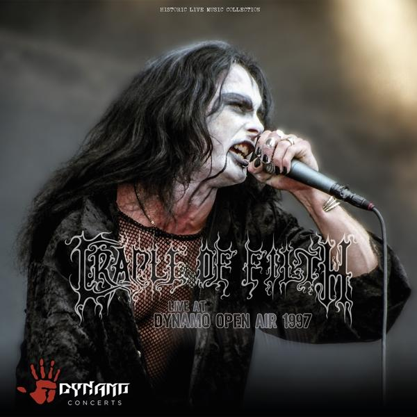 Egy festett arcú férfi mikrofonba énekel. A zenekar neve: Cradle of Filth.