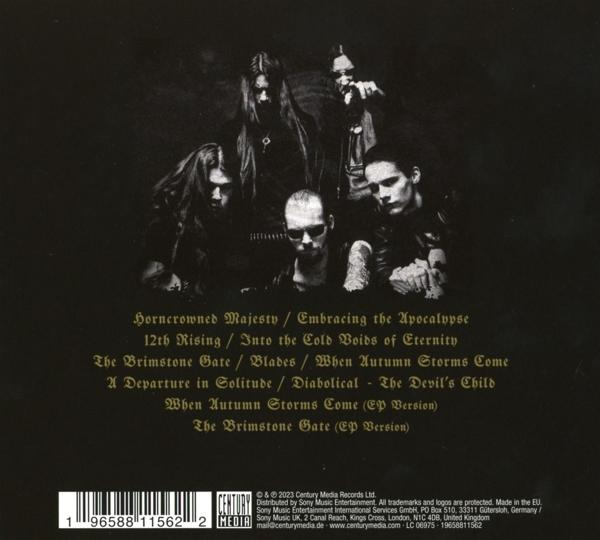 Die Rückseite einer CD mit einer Liste von Titeln und Künstlernamen in Dunkel.