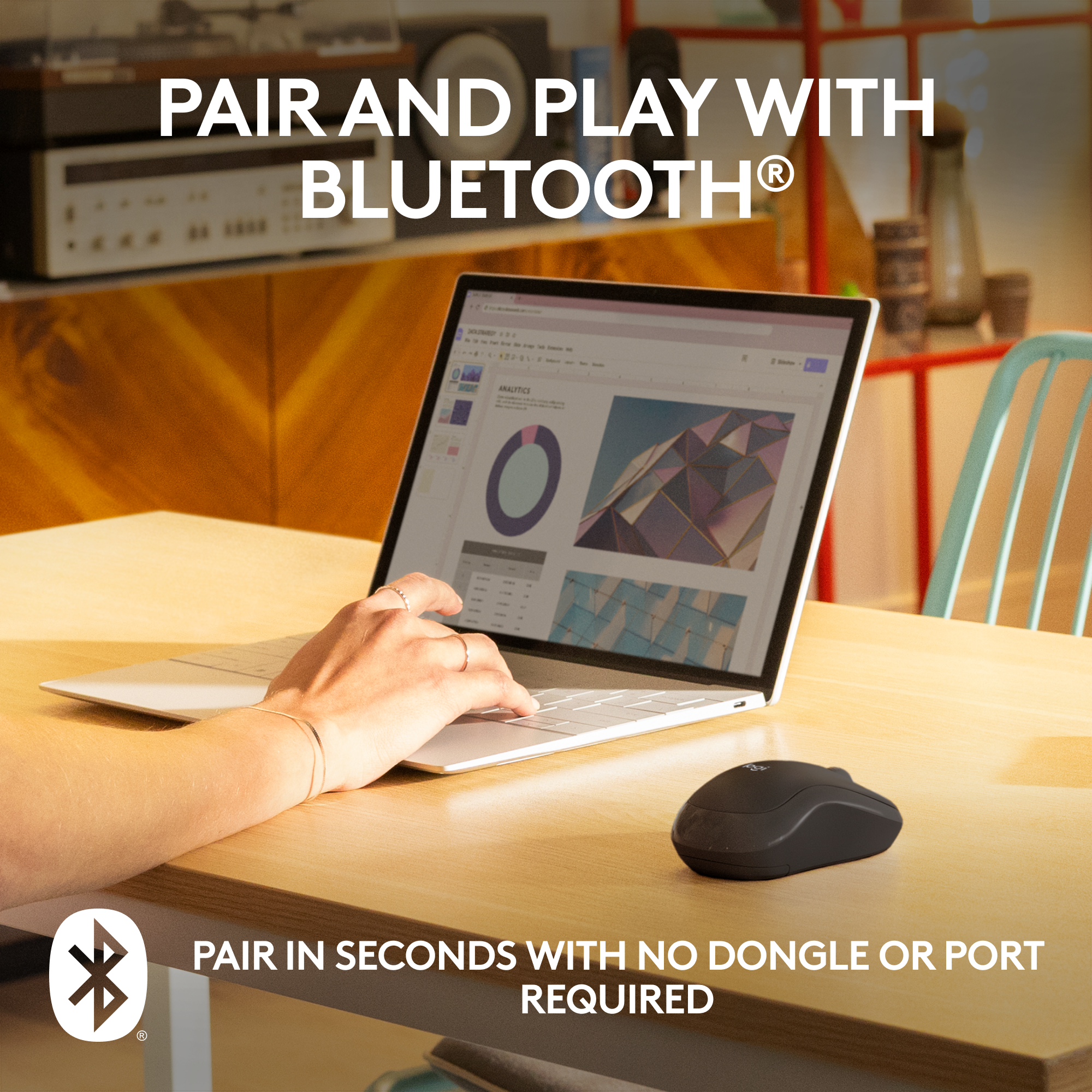 Personne utilisant un ordinateur portable et une souris sur une table en bois. Logo Bluetooth.