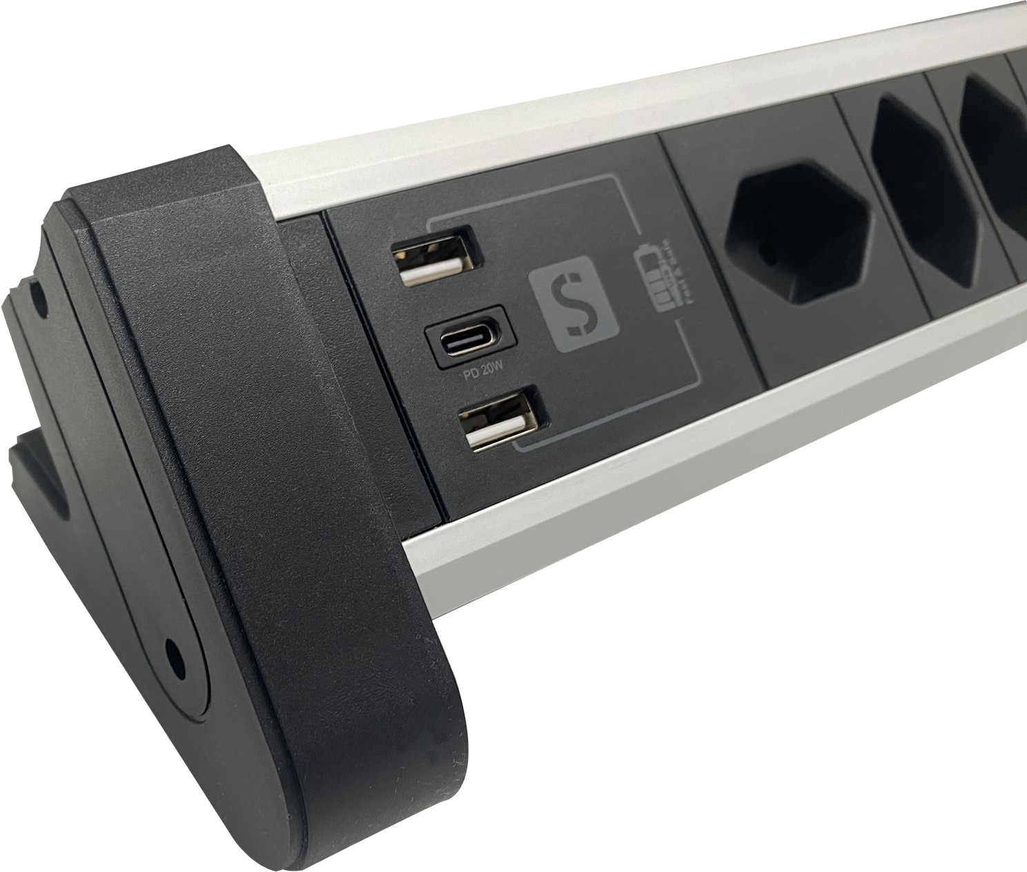 Nahaufnahme einer schwarzen Steckdosenleiste mit USB- und Steckdosen, vor weißem Hintergrund.