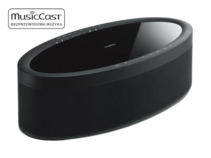 Czarny głośnik Yamaha o zakrzywionym kształcie na białym tle. Widoczne logo MusicCast.